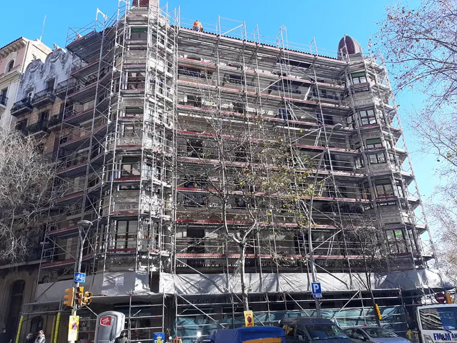 Andamio europeo instalado en fachada de edificio residencial, Barcelona